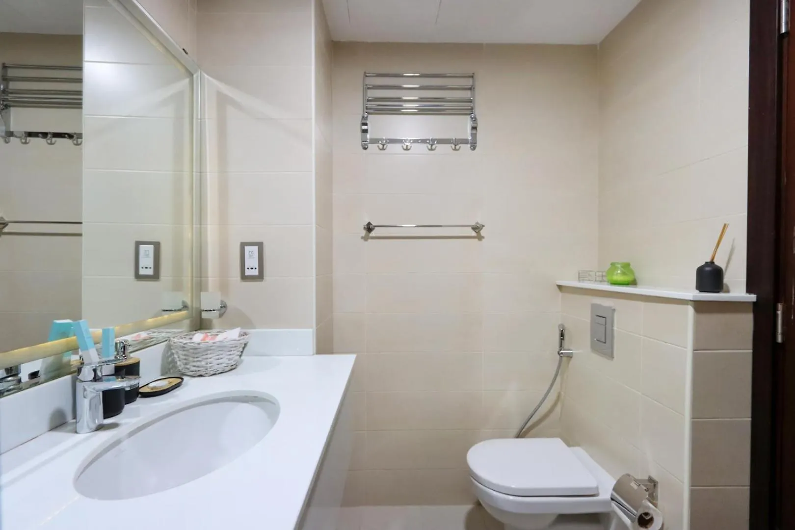 Livbnb - Chic And Cosy Studio With Rooftop Pool, Jvt Dubai 0*,  United Arab Emirates