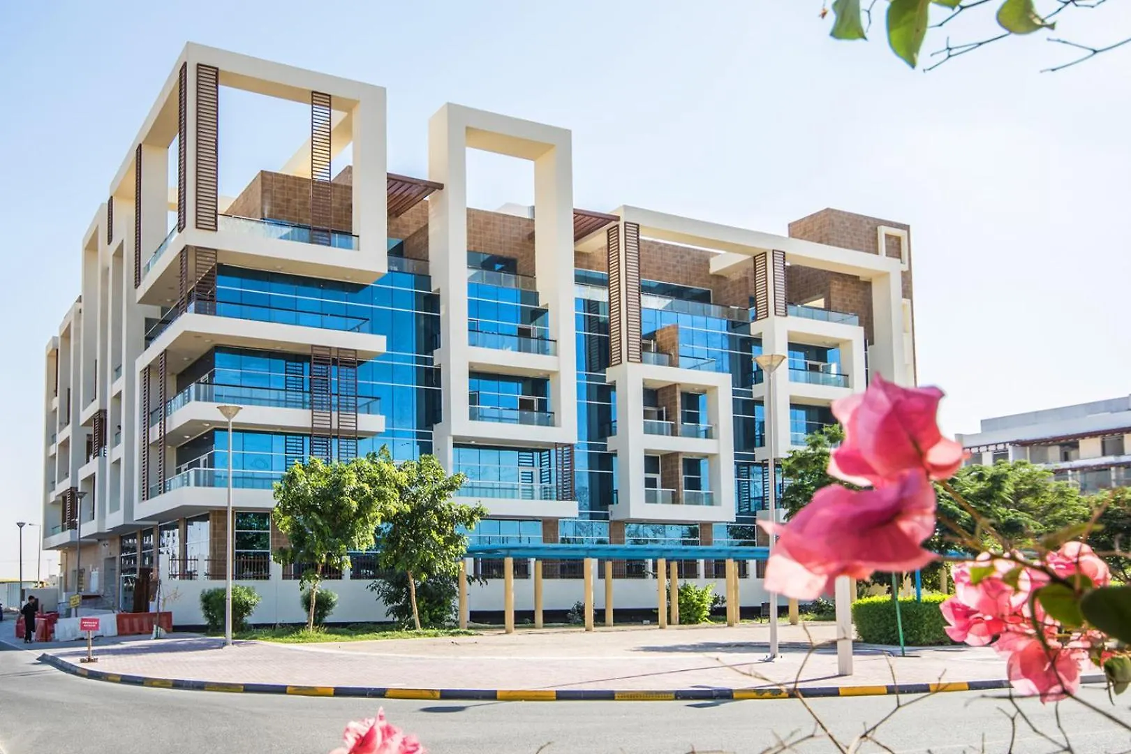 Livbnb - Chic And Cosy Studio With Rooftop Pool, Jvt Dubai Apartment